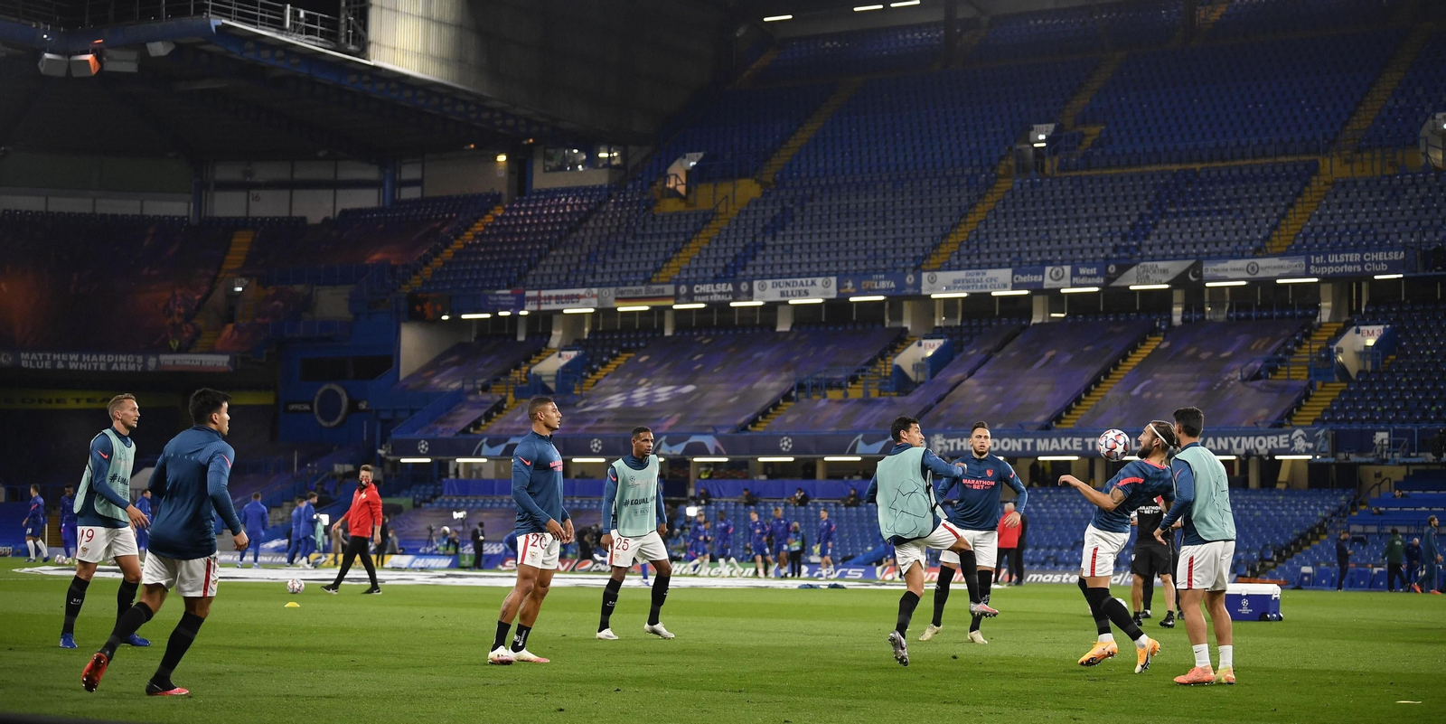 Los jugadores del Sevilla calientan en Stamford Bridge.
