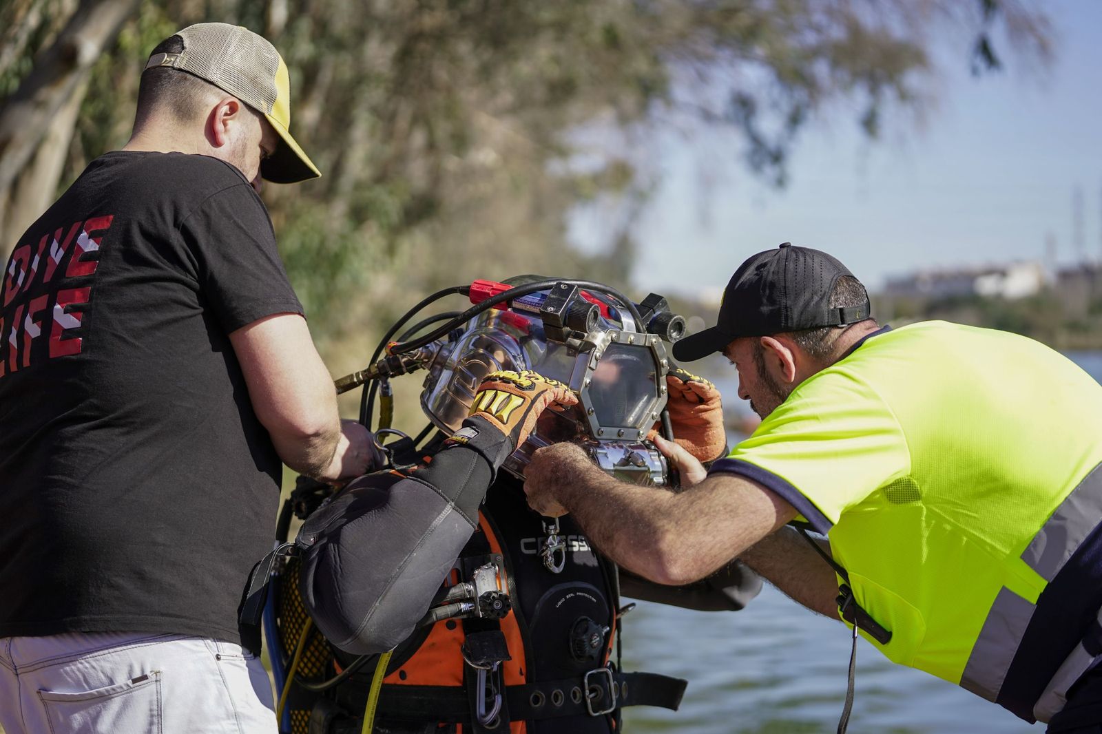La limpieza solidaria del Guadalquivir en el Centro Náutico del Alamillo, todas las fotos