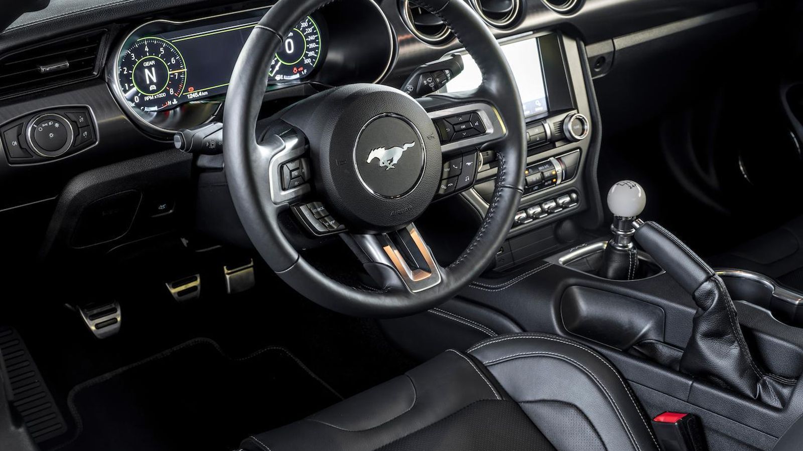 Instrumentación digital, sistema de infoentretenimiento, tapicería de cuero... forman parte de la dotación de serie de esta versión especial.