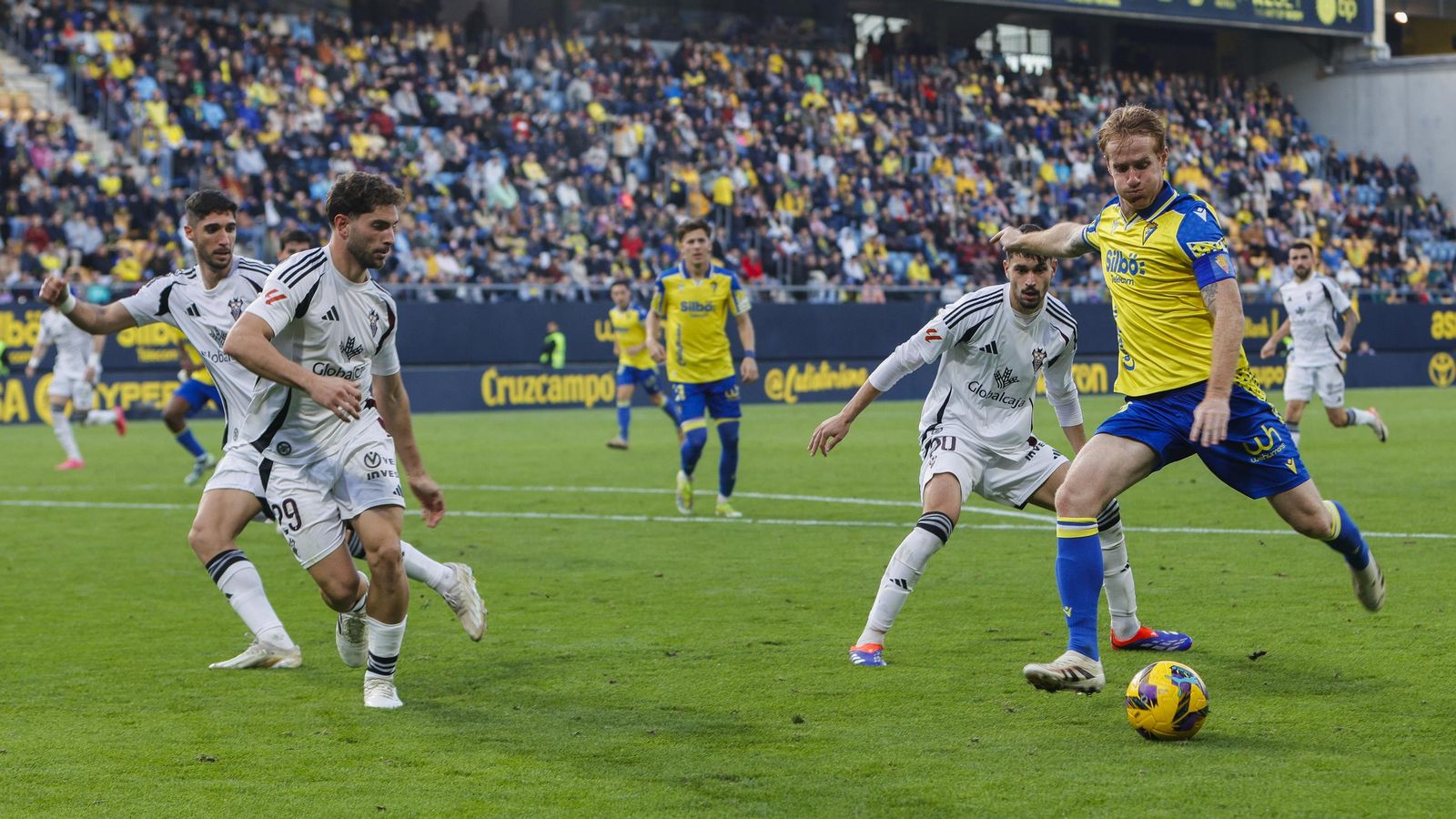 Búscate entre las fotos del partido de fútbol Cádiz CF - Albacete Balompié