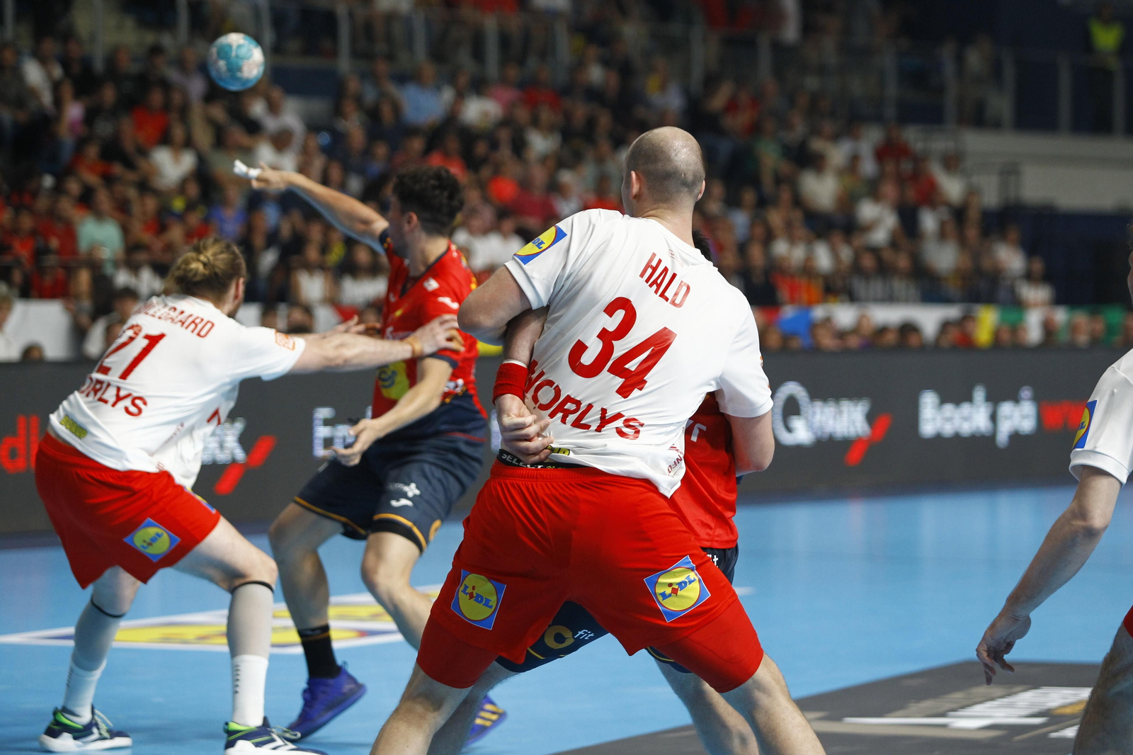 Imágenes del España-Dinamarca de la EHF Euro Cup de balonmano, en Almería