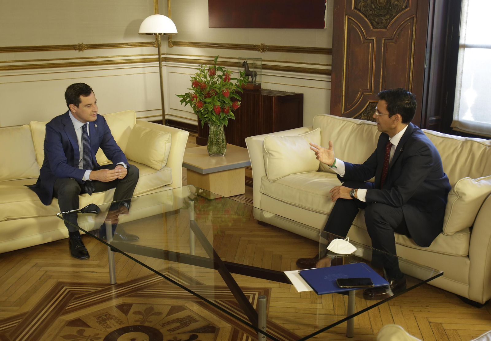 El presidente de la Junta, Juanma Moreno, y el alcalde de Granada, Francisco Cuenca