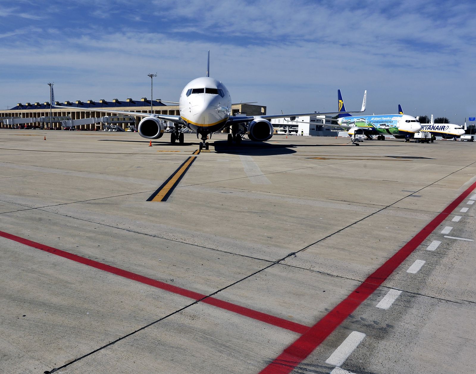 Un avión maniobra en la pista del aeropuerto de Sevilla.