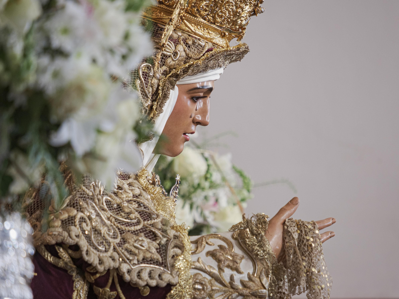 Las primeras imágenes de la reposición al culto de la Esperanza de Triana