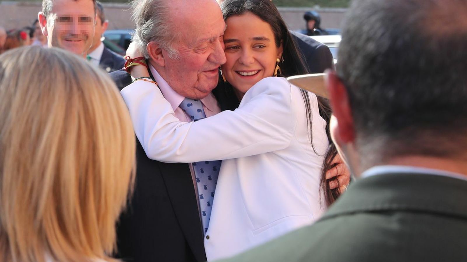 Abrazando a su abuelo, el Rey Juan Carlos.