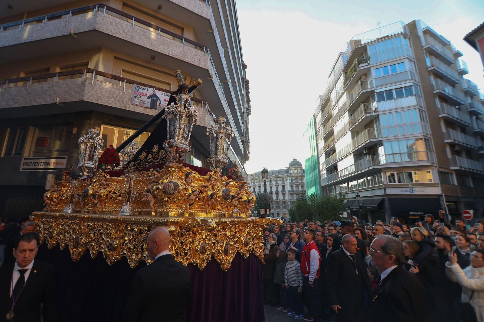 Así vivió Granada la salida de la Hermandad del Nazareno 2025