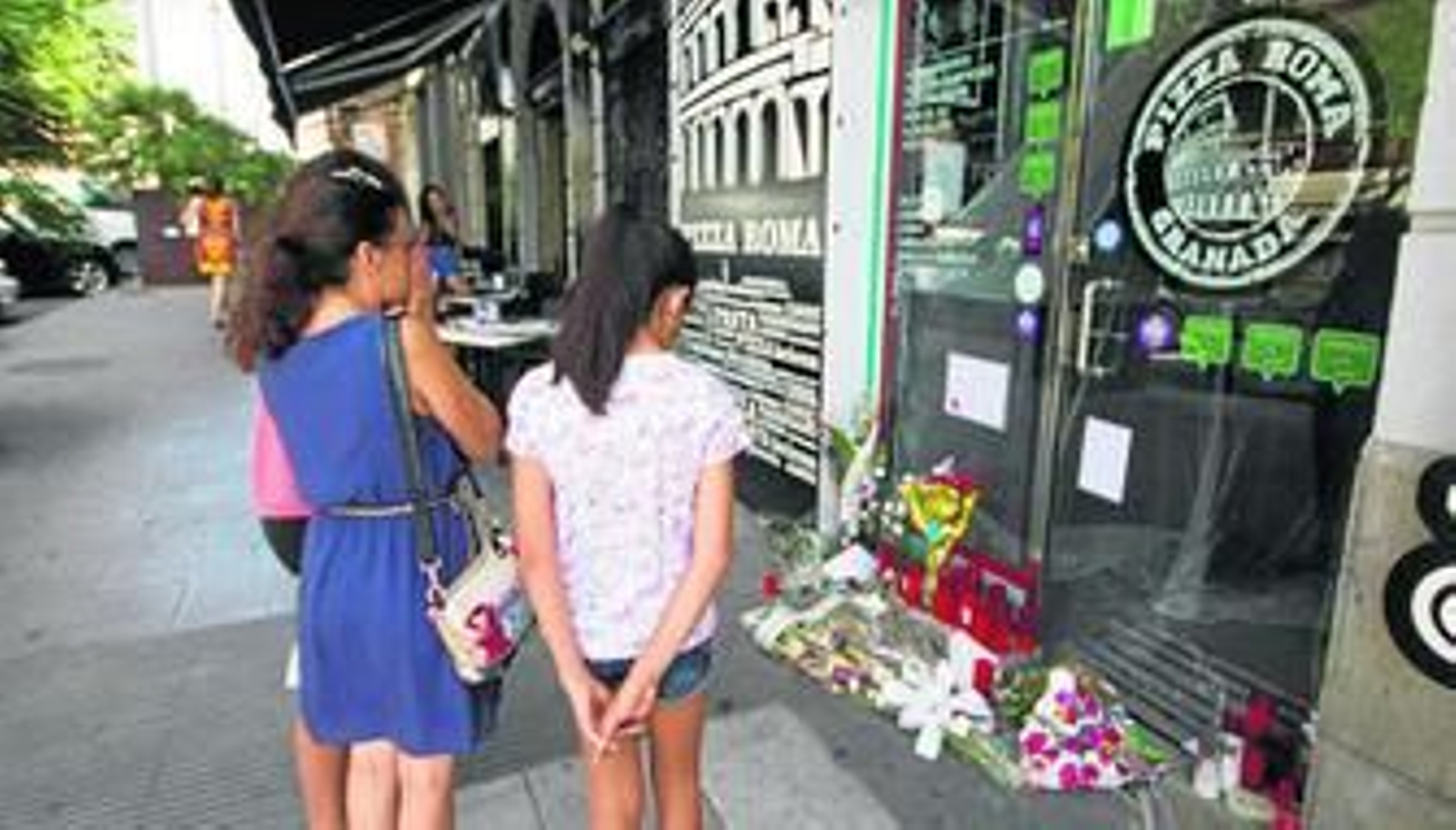 La puerta de la pizzería que la joven regentaba junto a su pareja es hoy un estrado de cariño y condolencias.