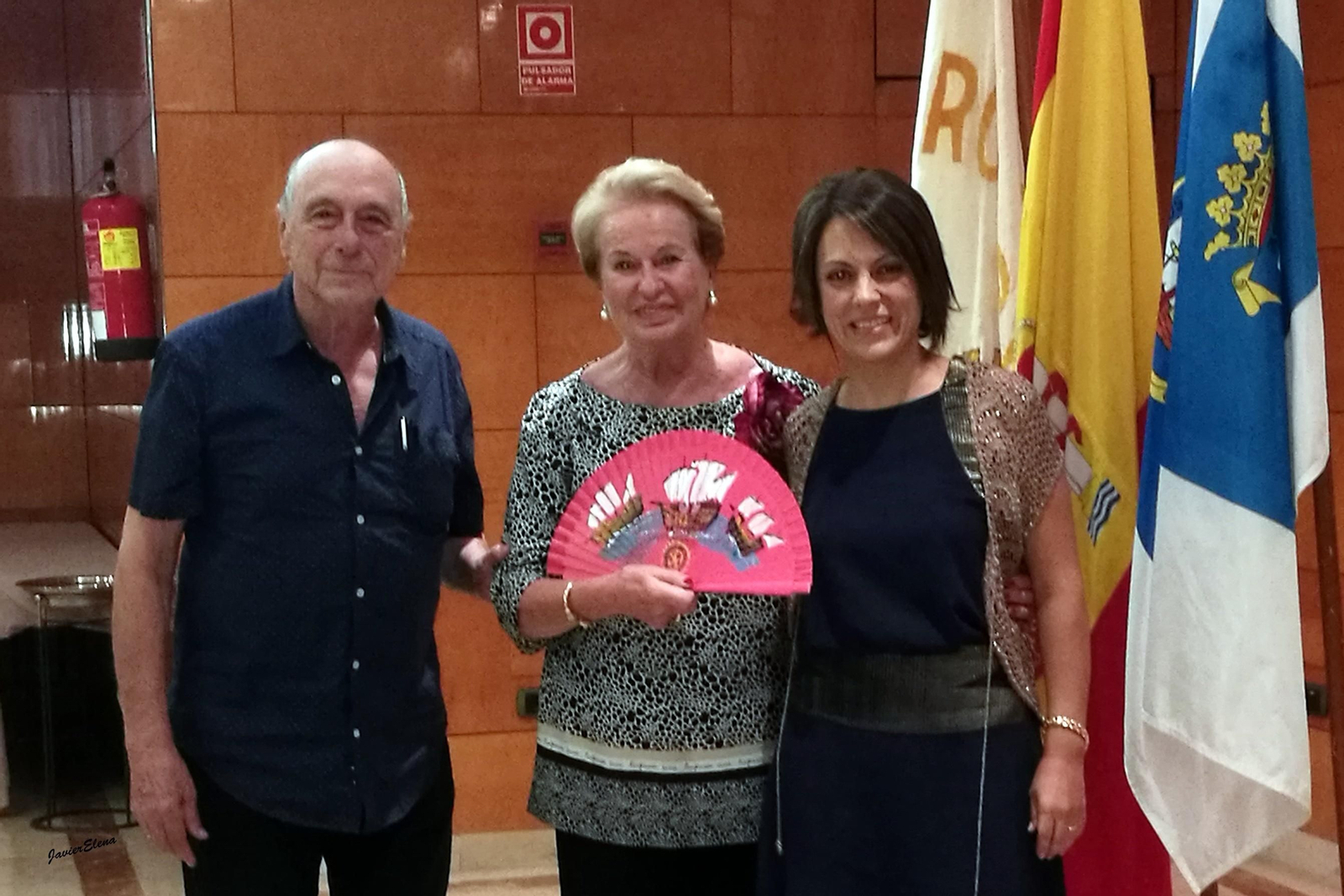 Alfonso Aramburu, Pilar Álvarez y Yolanda Fontacaba, con uno de los abanicos.