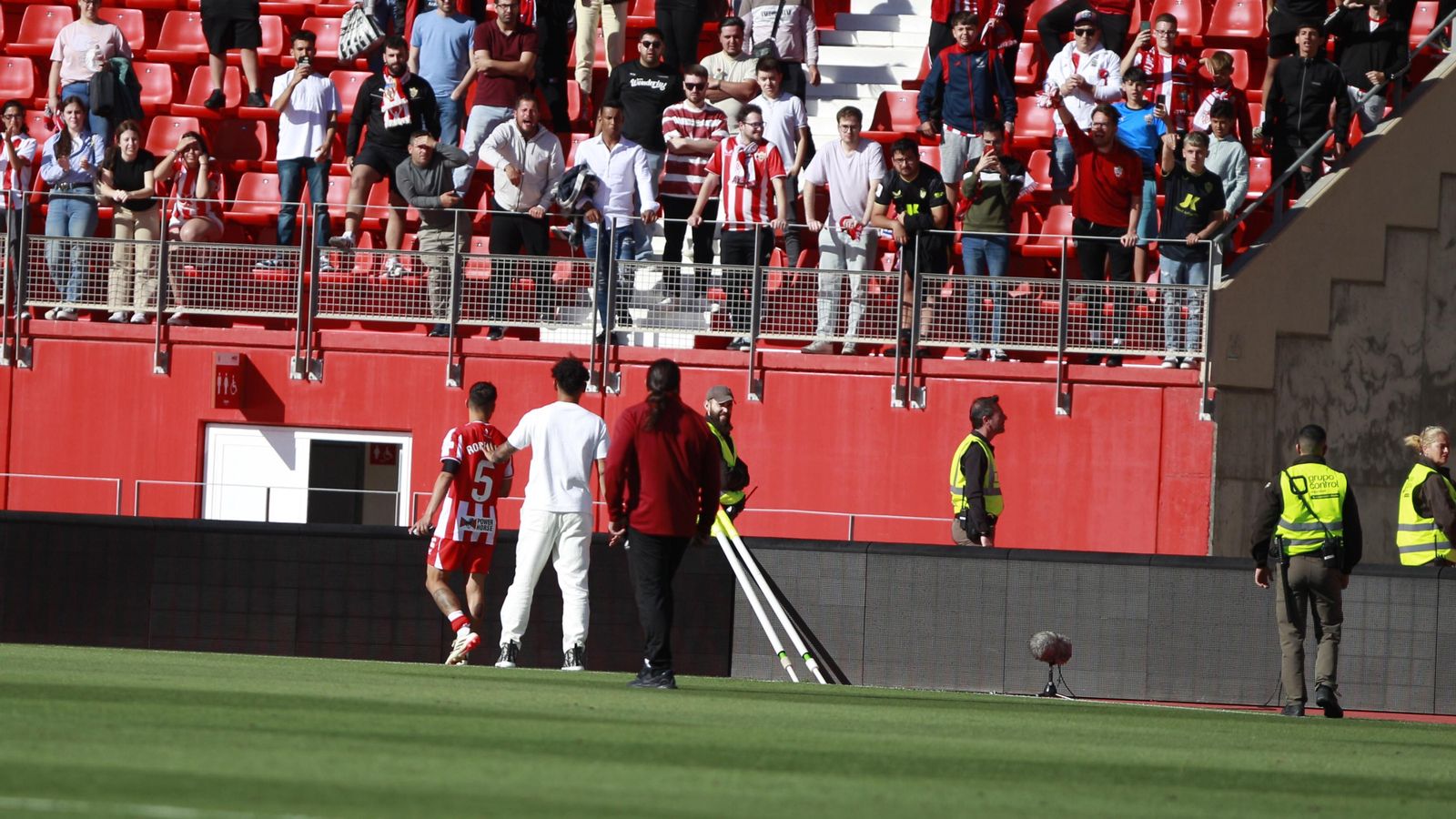 La afición reprocha a Lucas Robertone y Luis Suárez el descenso de categoría.
