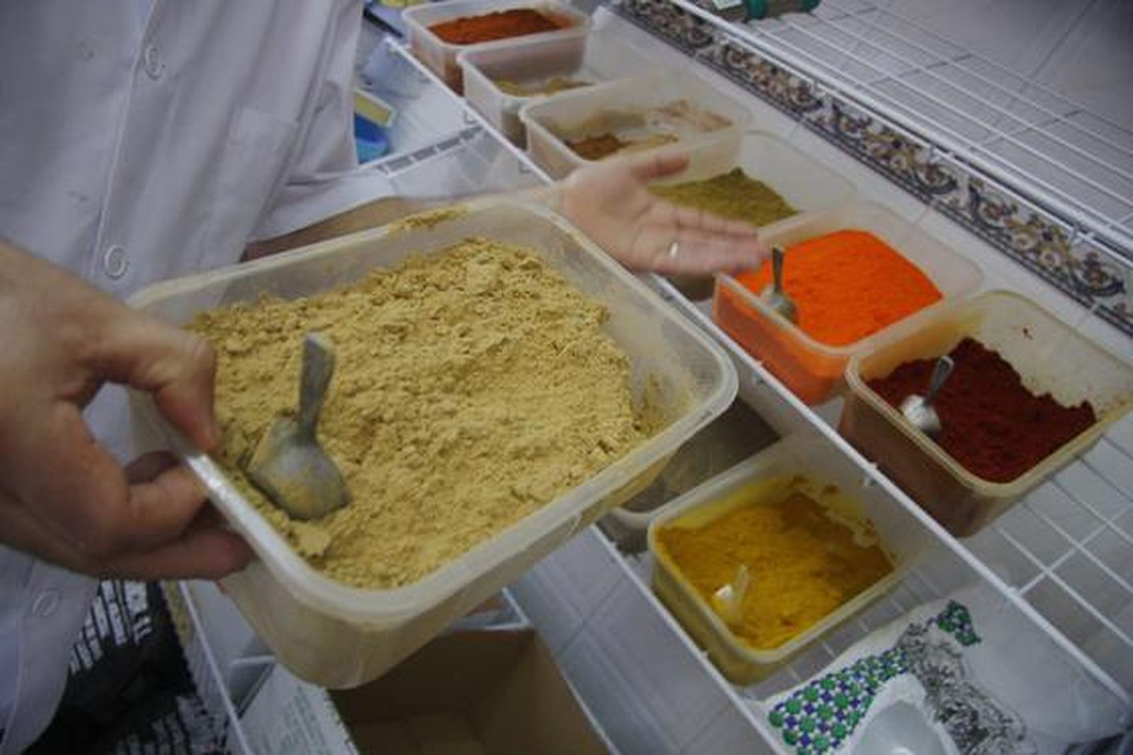 Alimentos de la tienda y carnicería Halal Hamid en Sevilla.

Foto: Belén Vargas