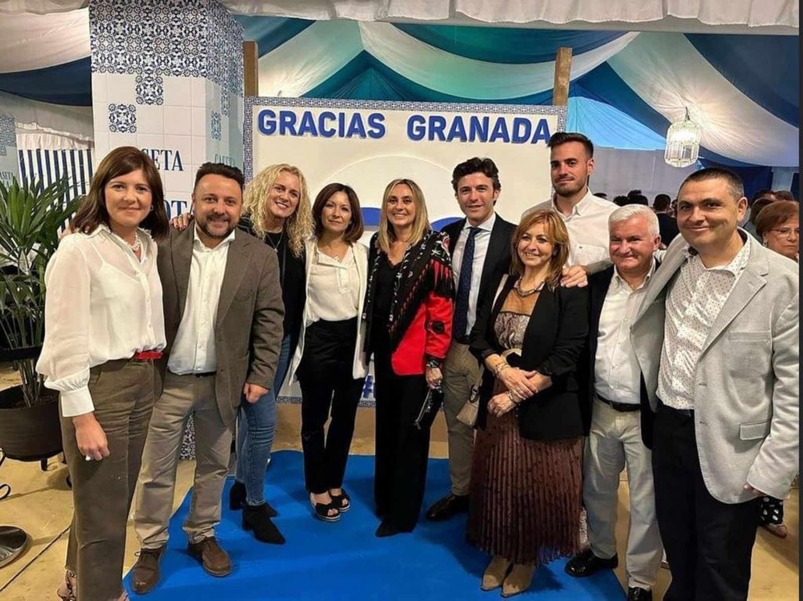 Carazo, con parte de los concejales electos en la caseta del PP durante el Corpus.