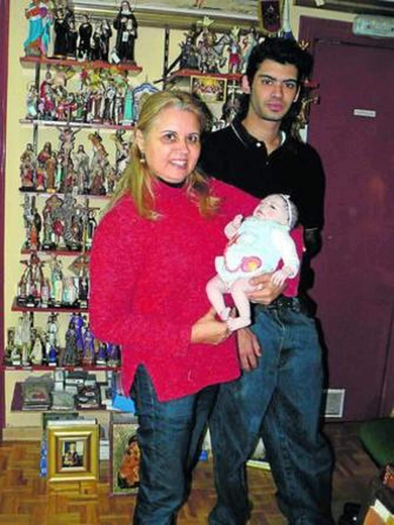 Mara Maldonado y Luis Fernández sostienen uno de los muñecos.