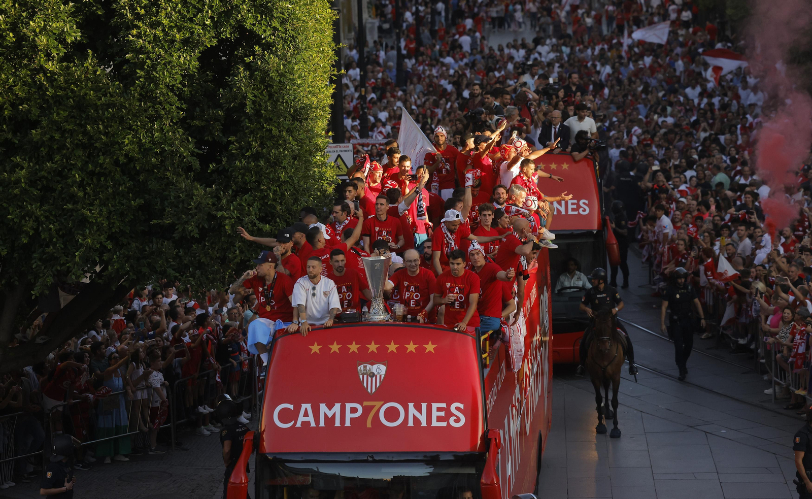 Las imágenes del Sevilla fc por las calles de Sevilla como campeón de la Europa League