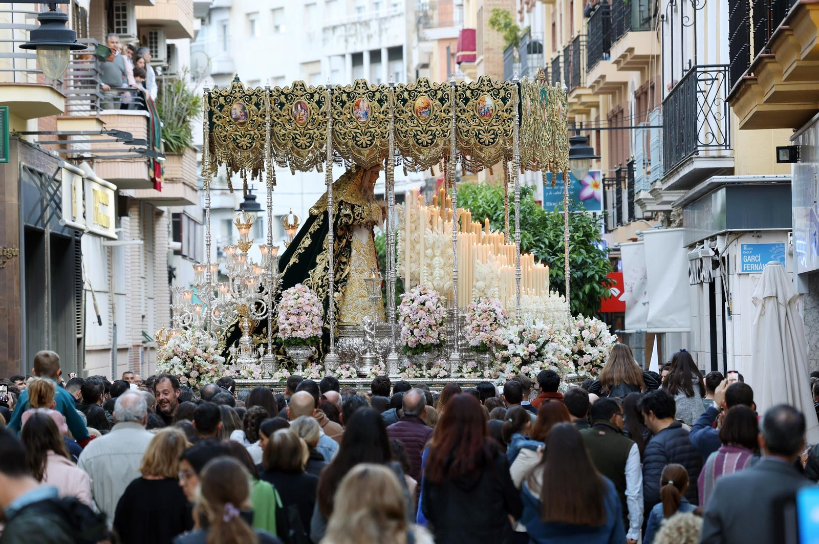 Las mejores imágenes del Lunes Santo en Huelva: Hermandad de las Tres Caídas