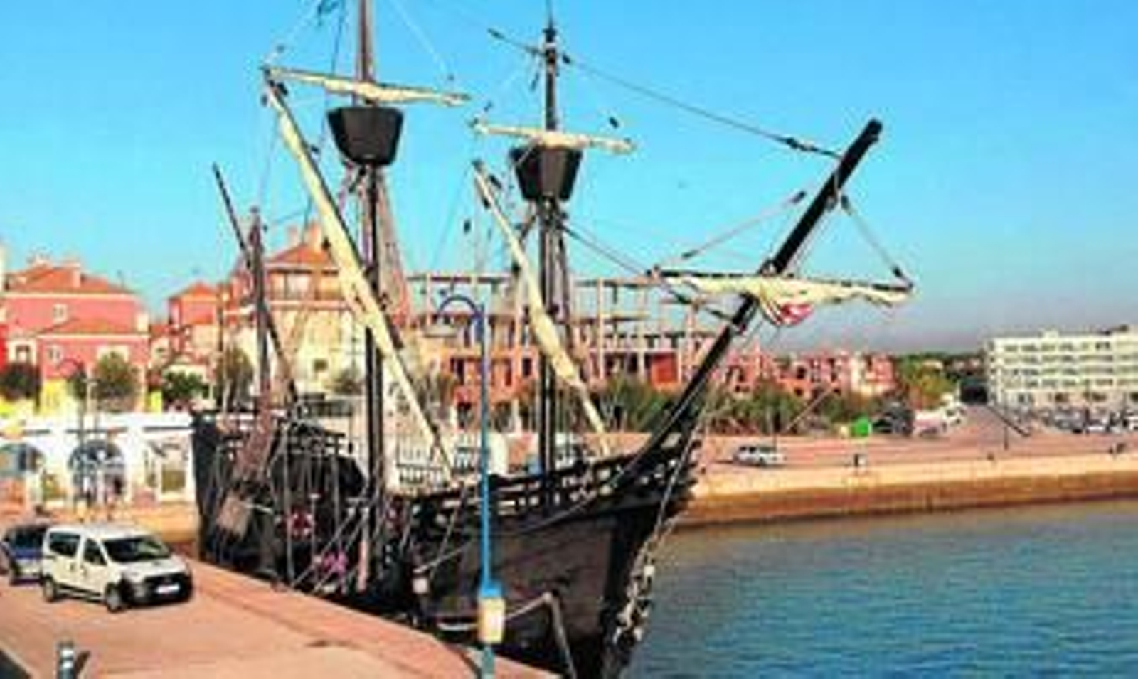 La Nao Victoria, atracada en el muelle exterior de Puerto Sherry a la espera de su entrada en varadero.