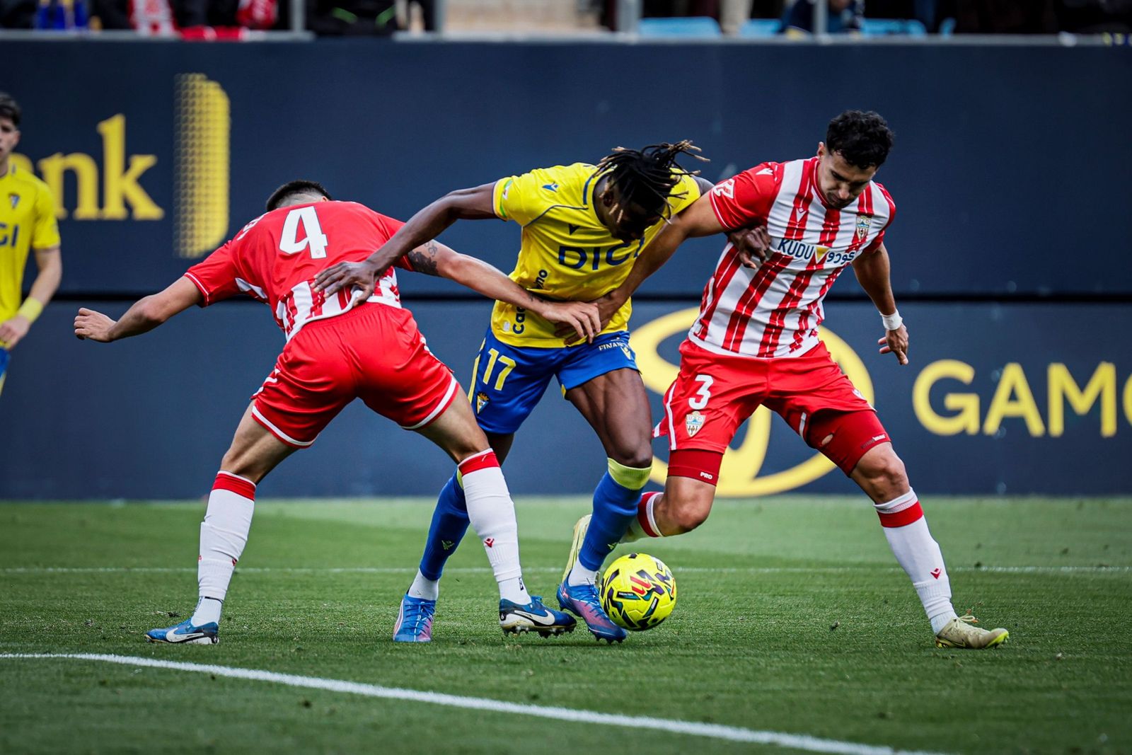 Álex Muñoz intenta arrebatarle el balón a Dawda en el choque ante el Cádiz