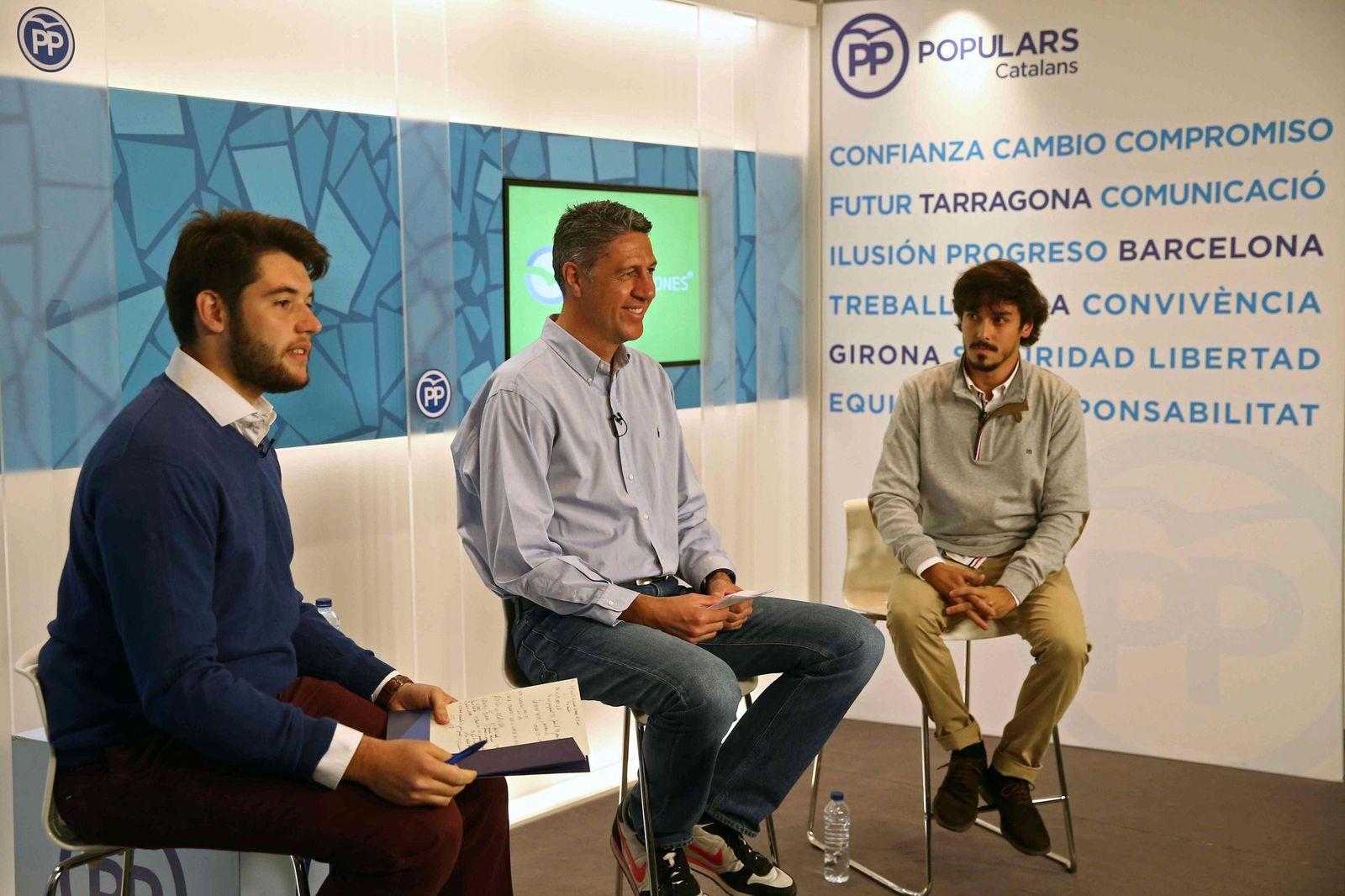 Carlo Angrisano, a la izquierda en primer plano, en un acto con Xavier García Albiol