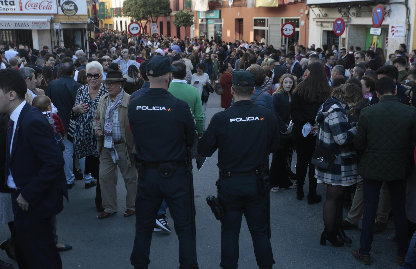 El traslado de la Esperanza de Triana, en imágenes