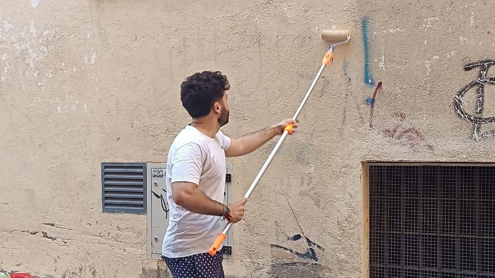 Juan Marín adecentando la fachada.