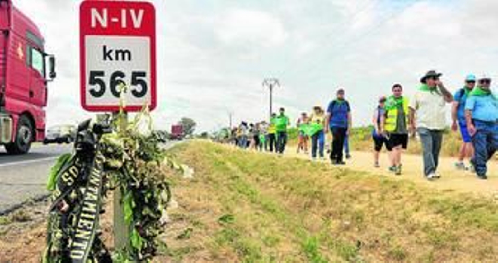 Homenaje a los fallecidos en un accidente en la N-IV.