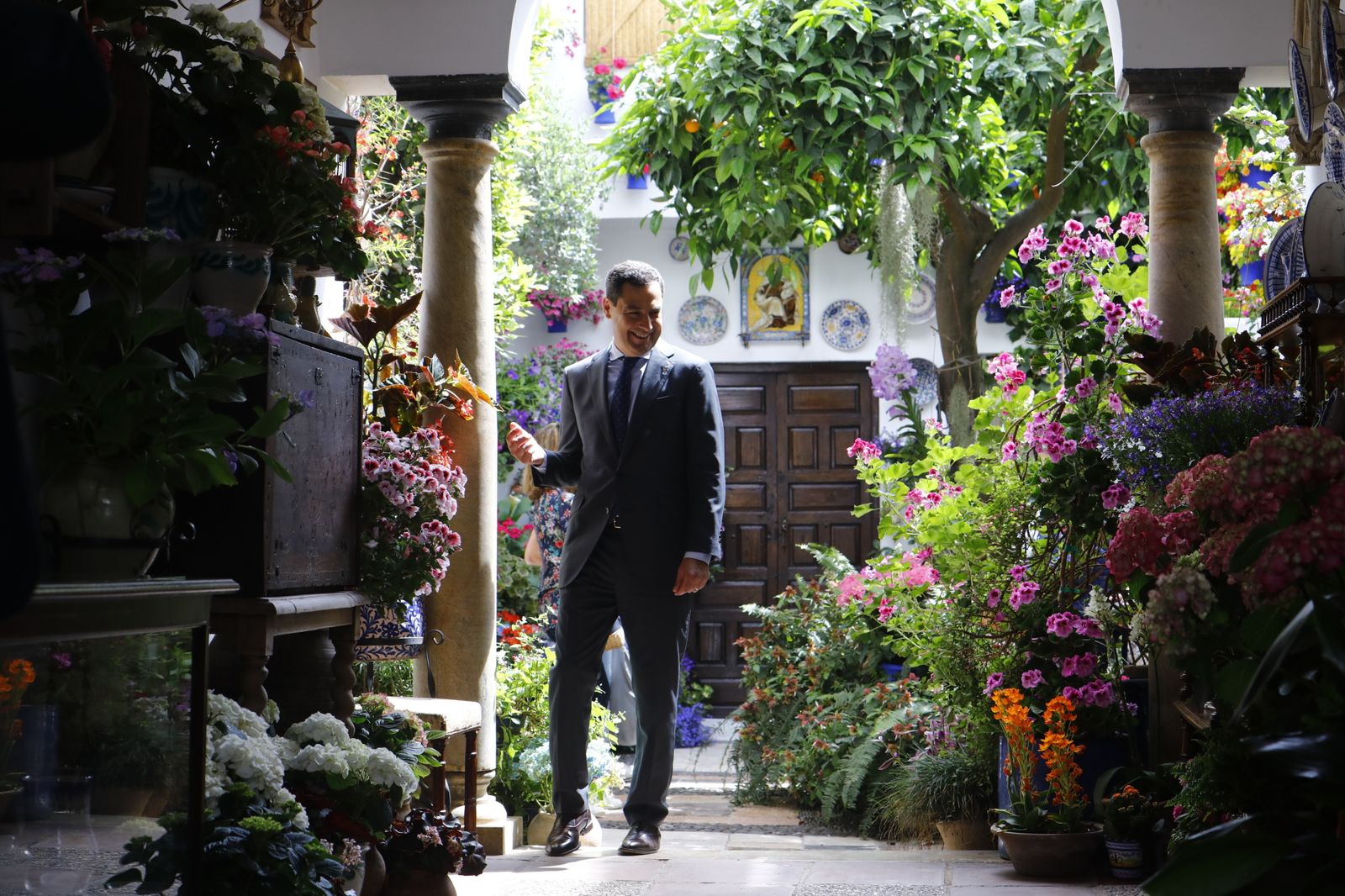 La visita de Juanma Moreno a los Patios de Córdoba, en imágenes.