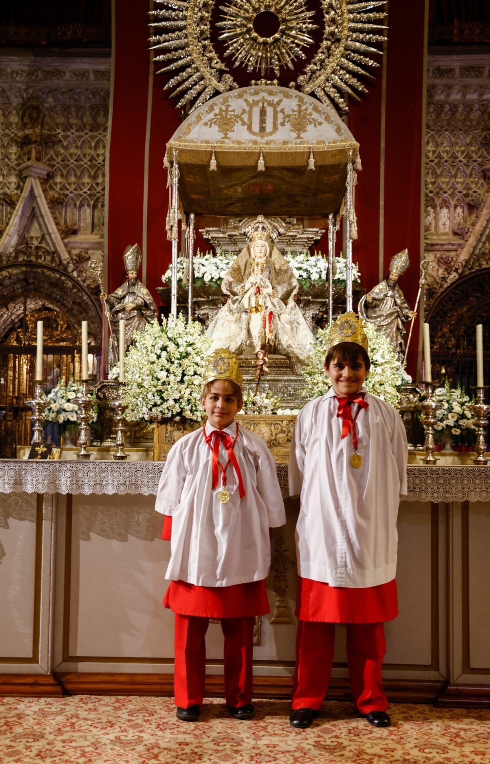 Dos carráncanos delante de la Virgen antes de la salida