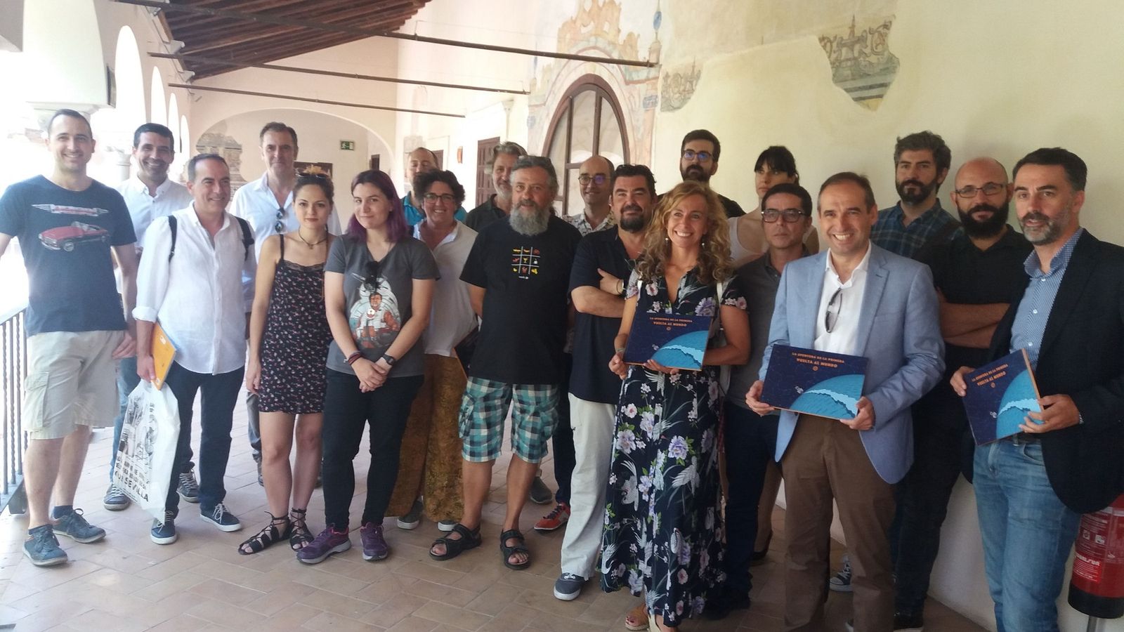 Artistas y representantes institucionales posan con la obra en Santa Clara.