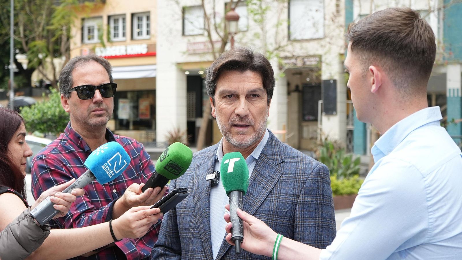 Enrique Gaviño respondiendo a preguntas de los periodistas. Enrique Gaviño respondiendo a preguntas de los periodistas.