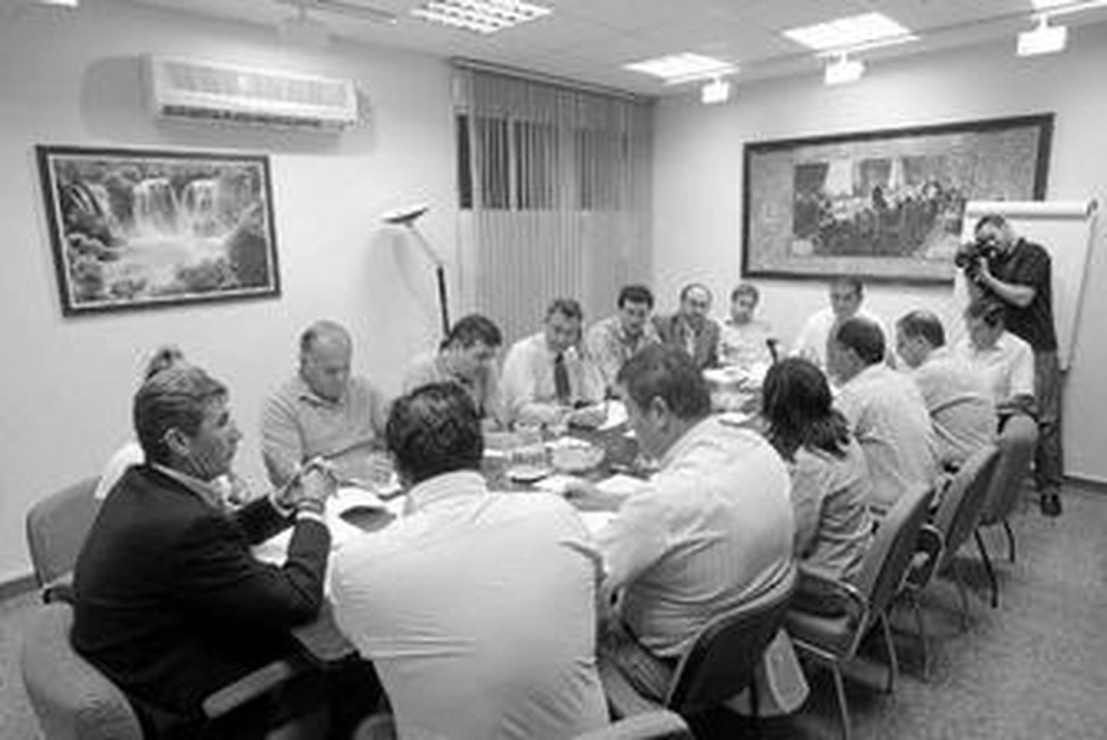Imagen de la reunión celebrada ayer por parte del consejo de administración de Emalgesa en la sede de la empresa mixta.