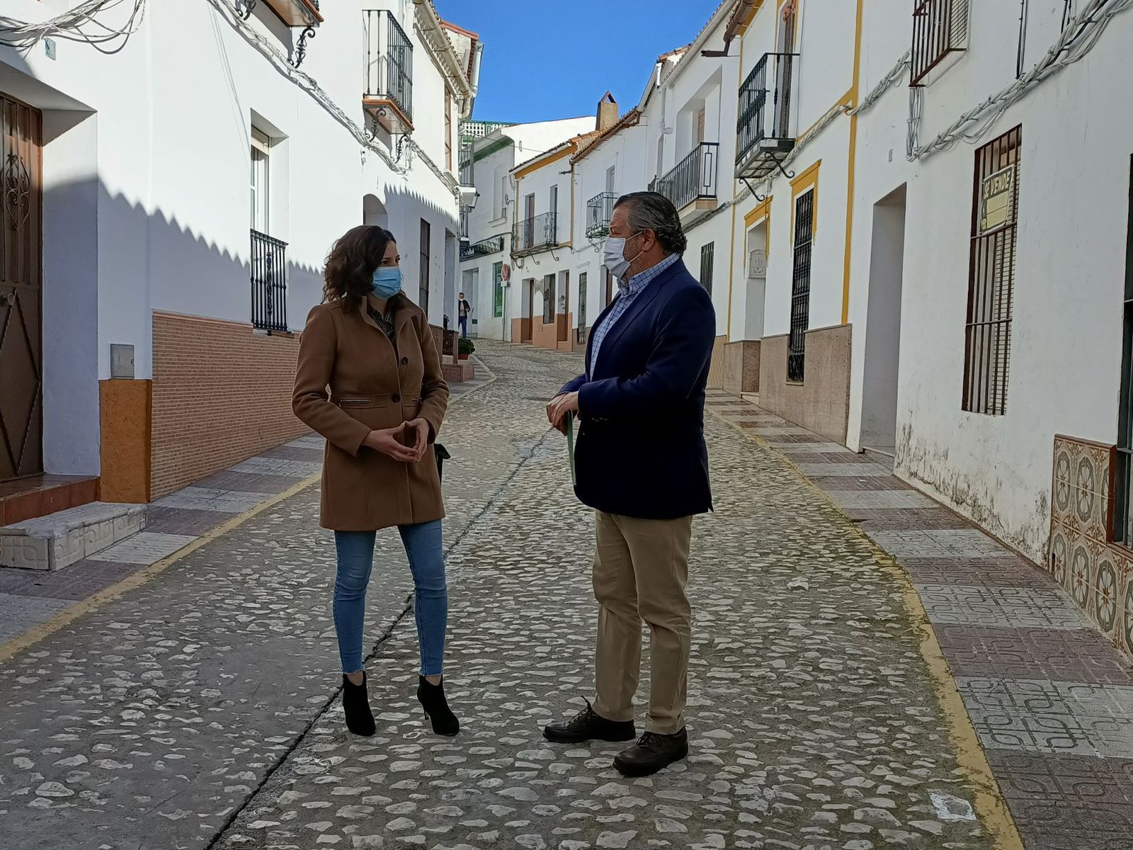 El delegado de Administración Local junto a la alcaldesa de Arroyomolinos de León.