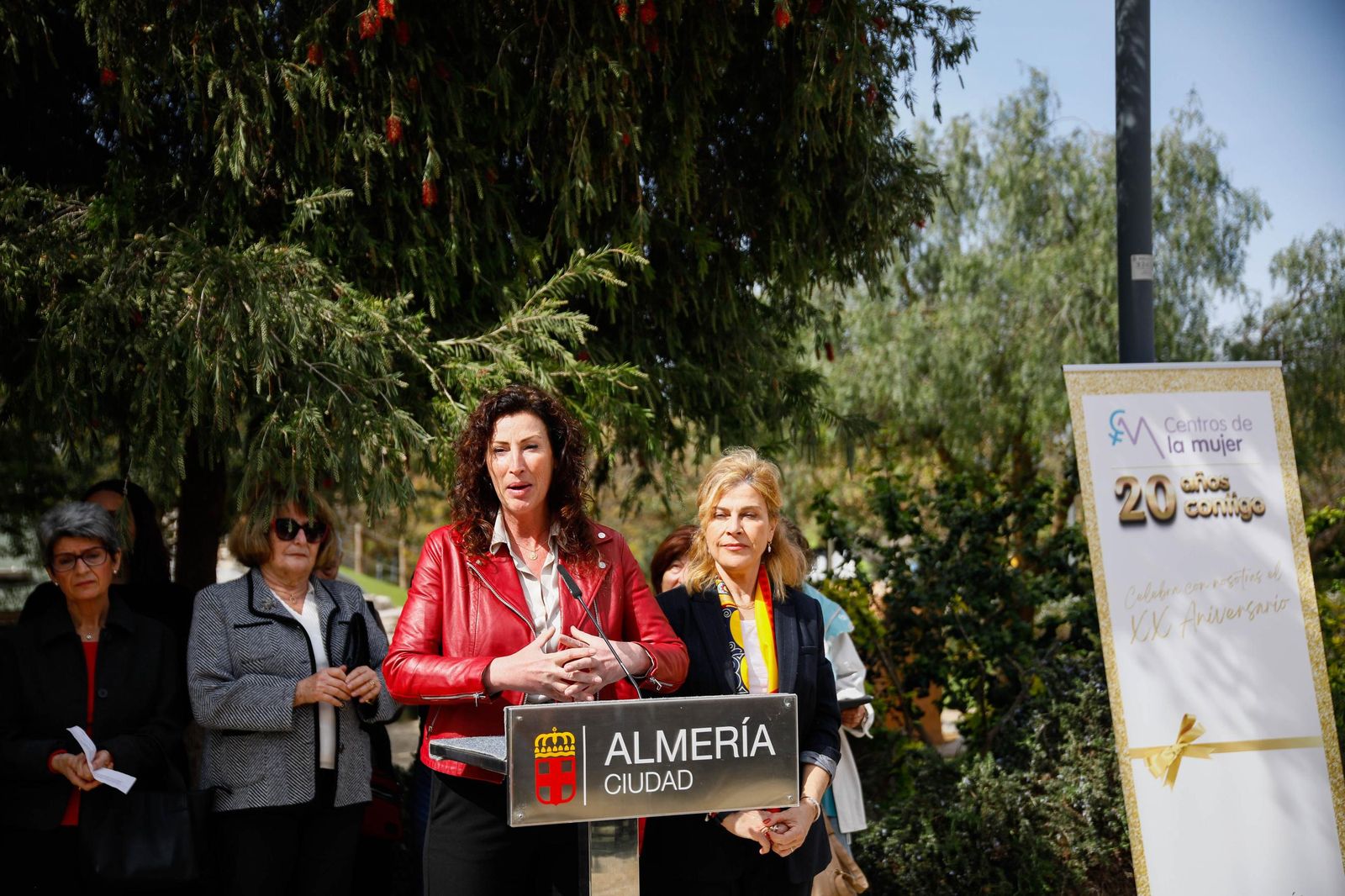 Las imágenes de la plantación de un olivo y el entierro de una cápsula del tiempo