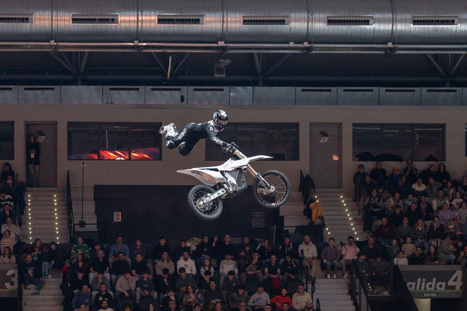 En imágenes: el Olivo Arena vibra con piruetas y motor en estado puro en el Soloflow Freestyle (1)