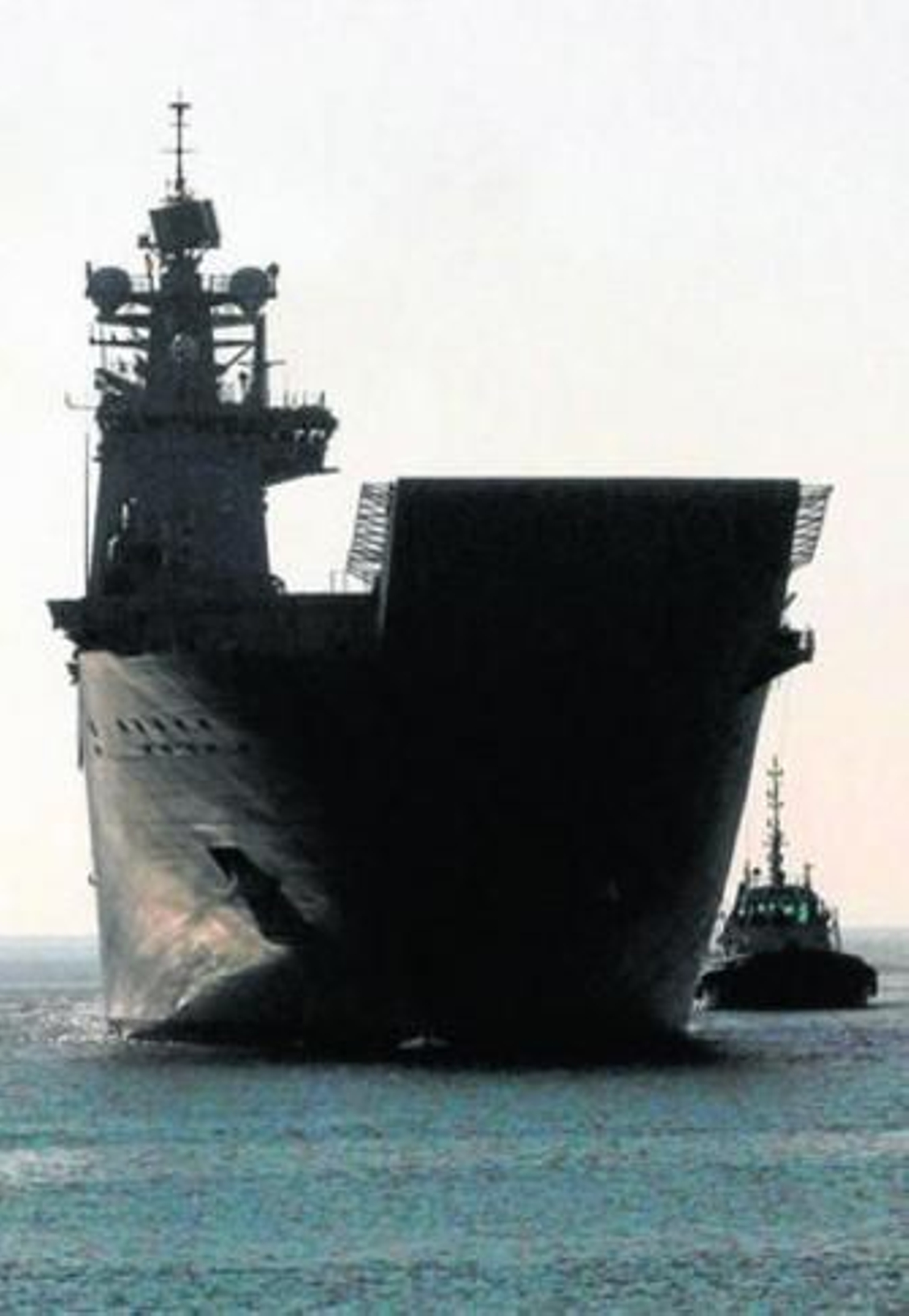 El buque de proyección estratégica 'Juan Carlos I', a su llegada al puerto de Rota.