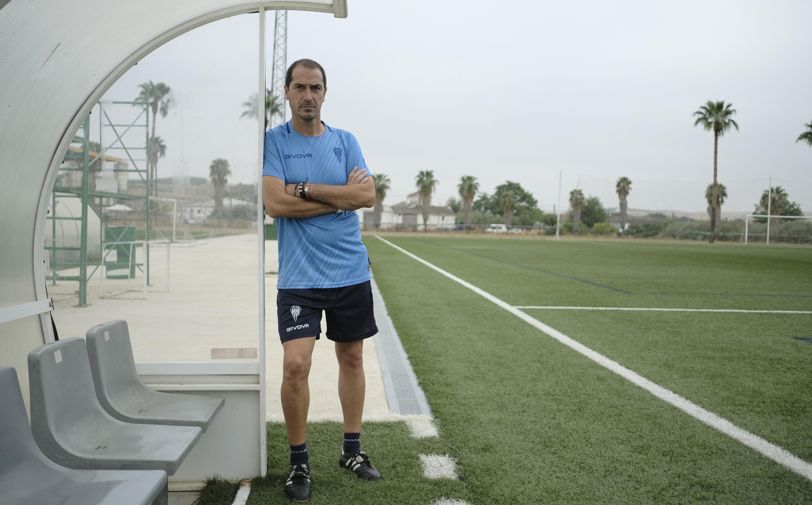 Diego Caro, entrenador del Córdoba B, en un banquillo de la Ciudad Deportiva.