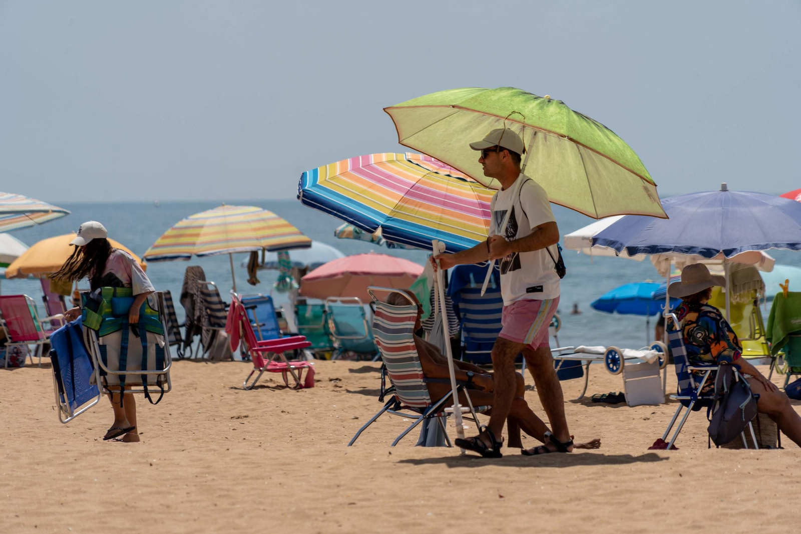 Imágenes de la mañana en las playas de Punta Umbría marcadas por la alerta roja