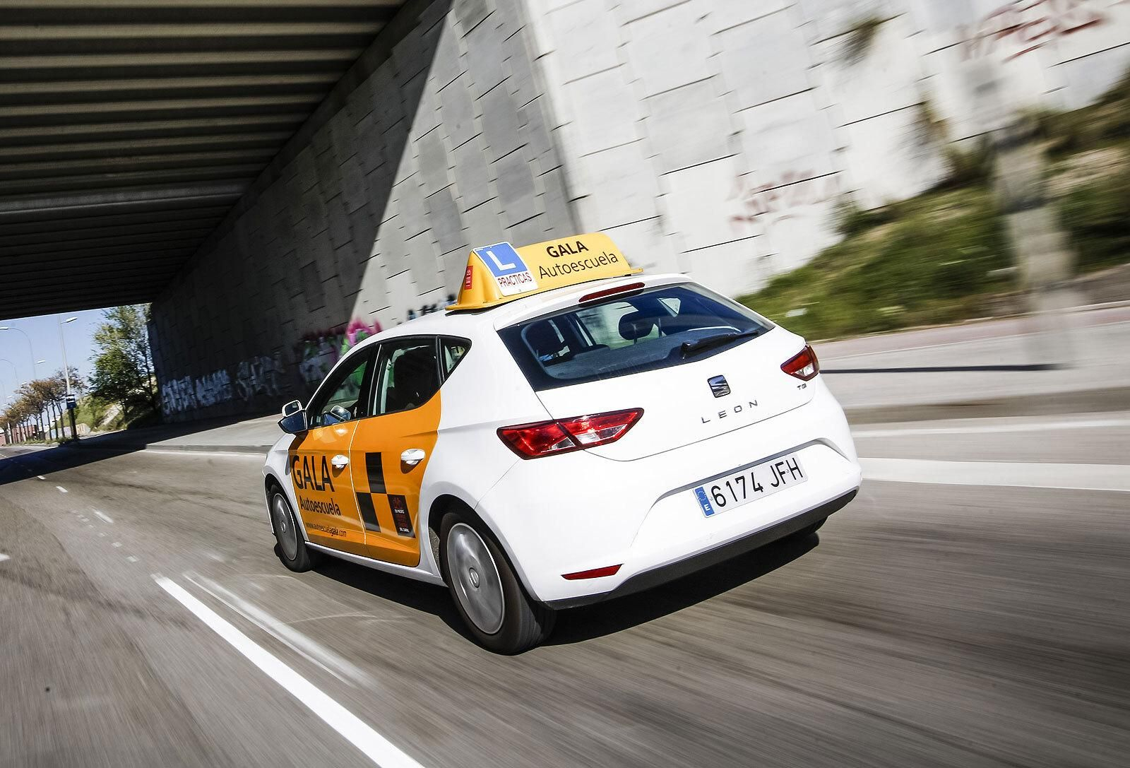 Un vehículo de autoescuela se enfrenta a un examen de la DGT