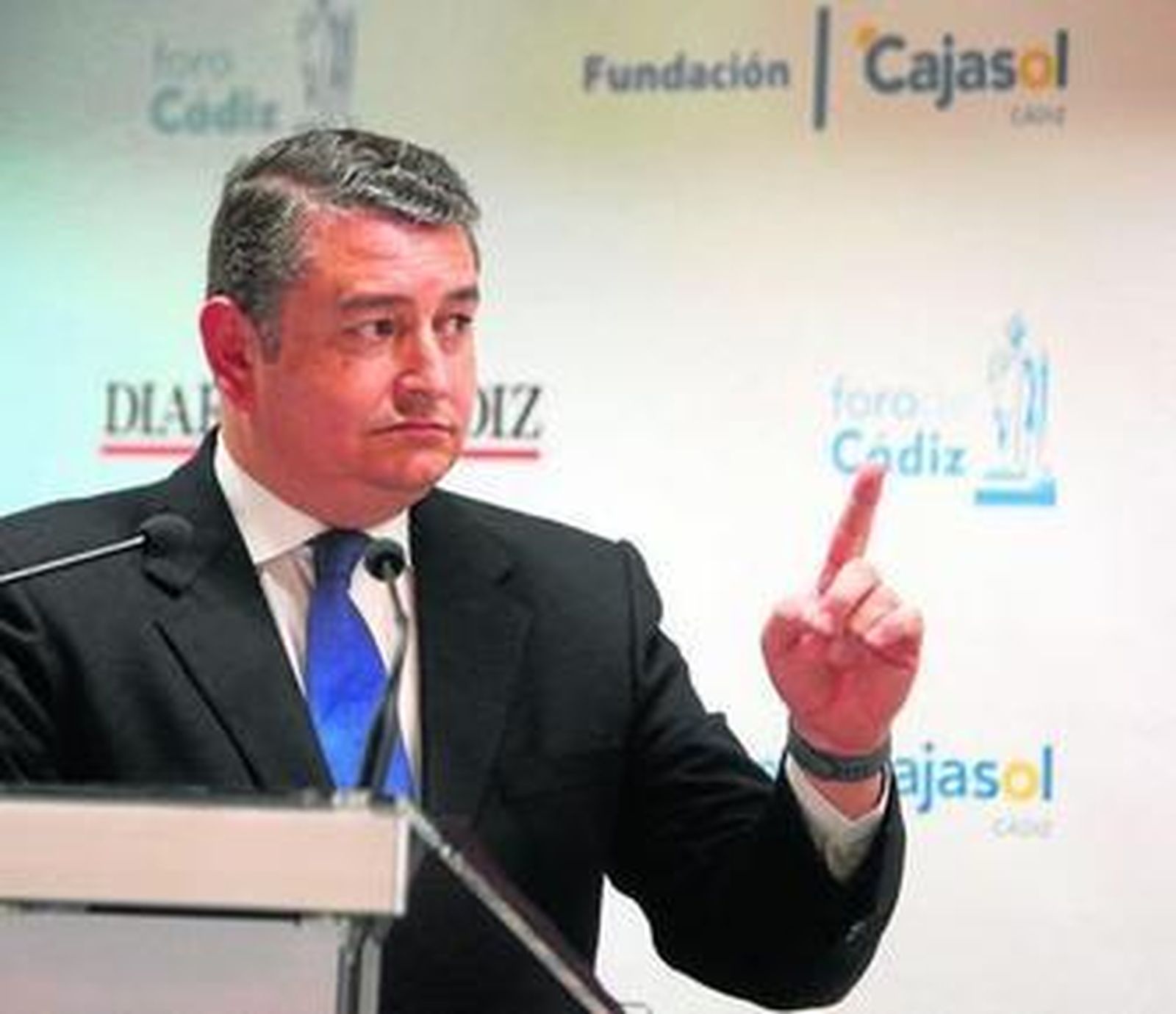 El delegado del Gobierno en Andalucía, contestando a las preguntas de los asistentes.