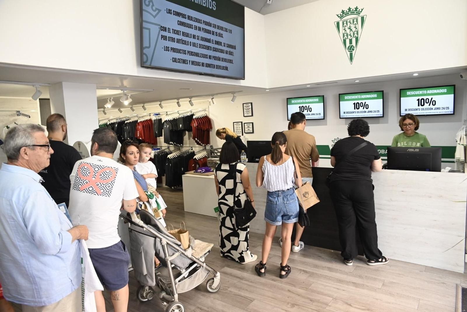 Las mejores imágenes de la venta de las nuevas camisetas del Córdoba CF