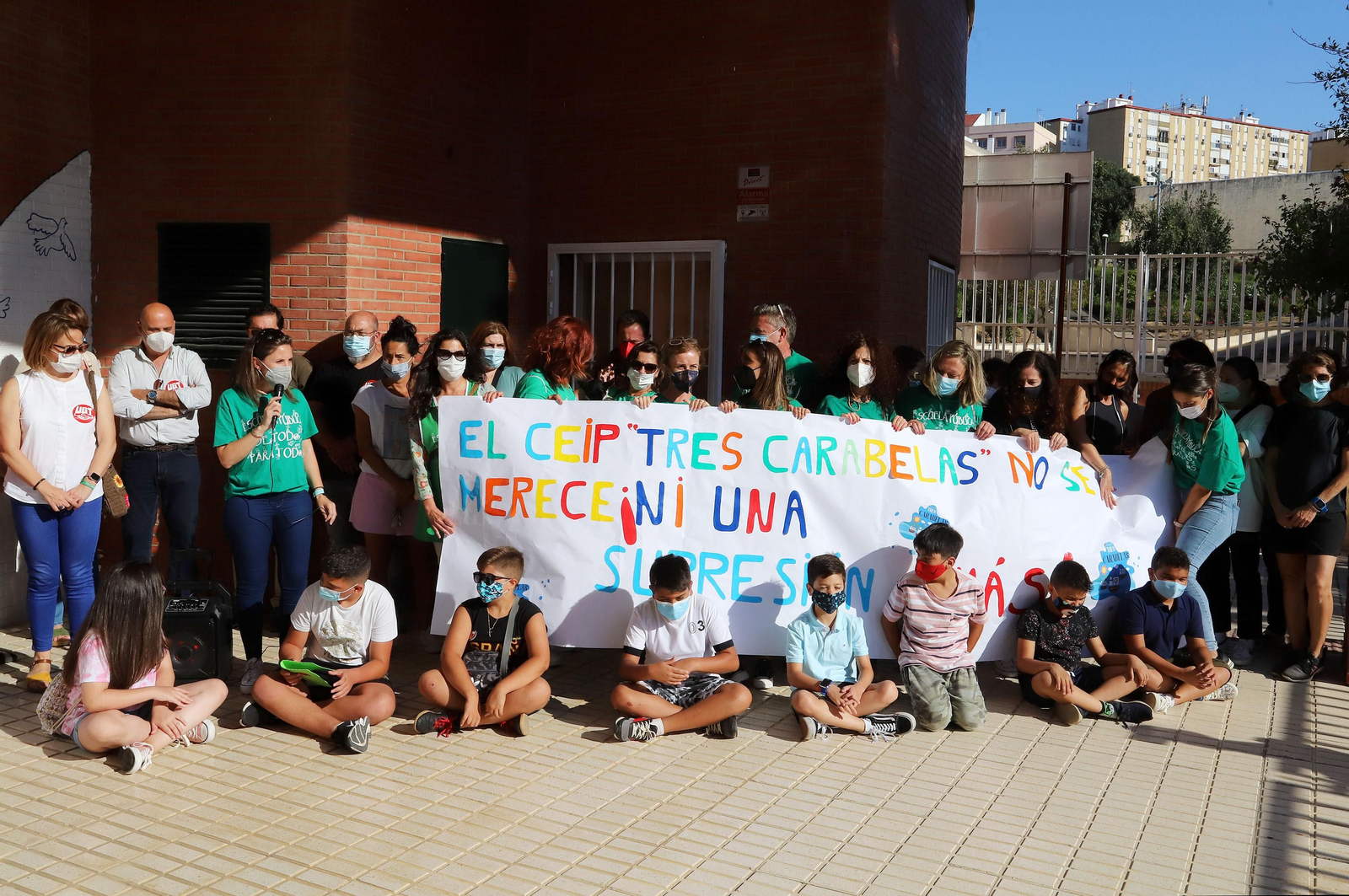 Imágenes de la concentración de profesores, padres y alumnos del Colegio Tres Carabelas