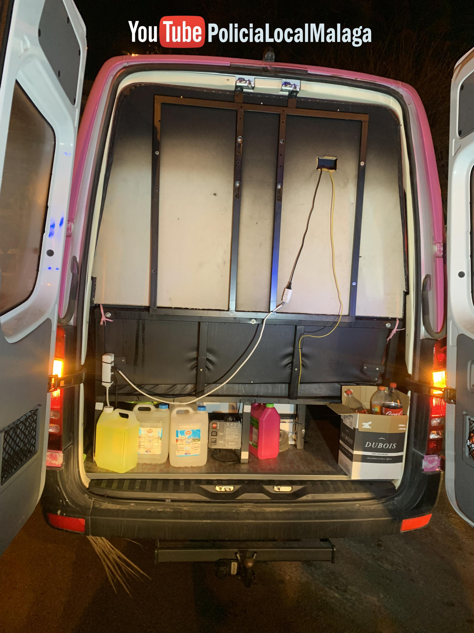 El maletero del minibús acondicionado como discoteca.