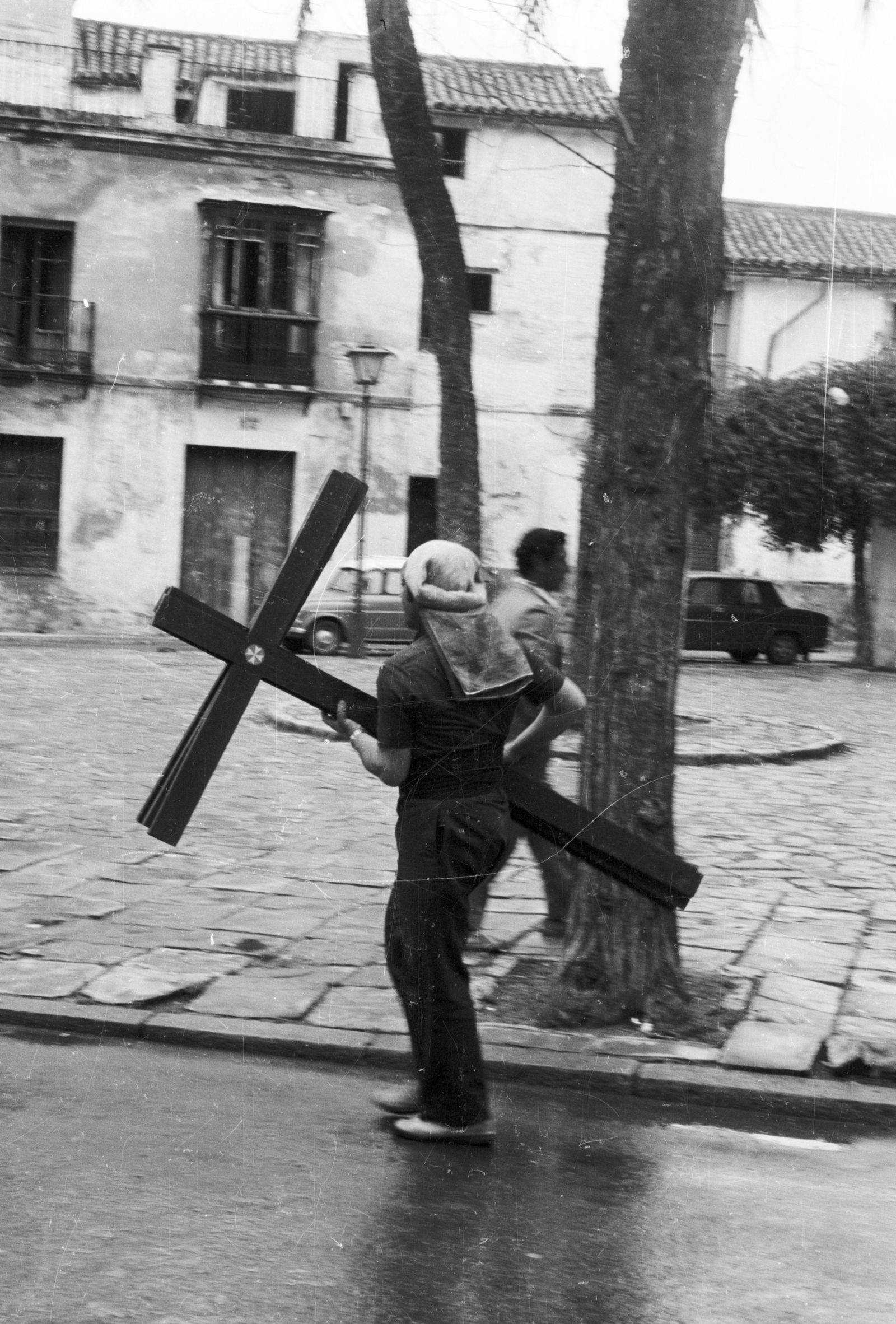 Un costalero porta cruces de penitente en San Juan de la Palma