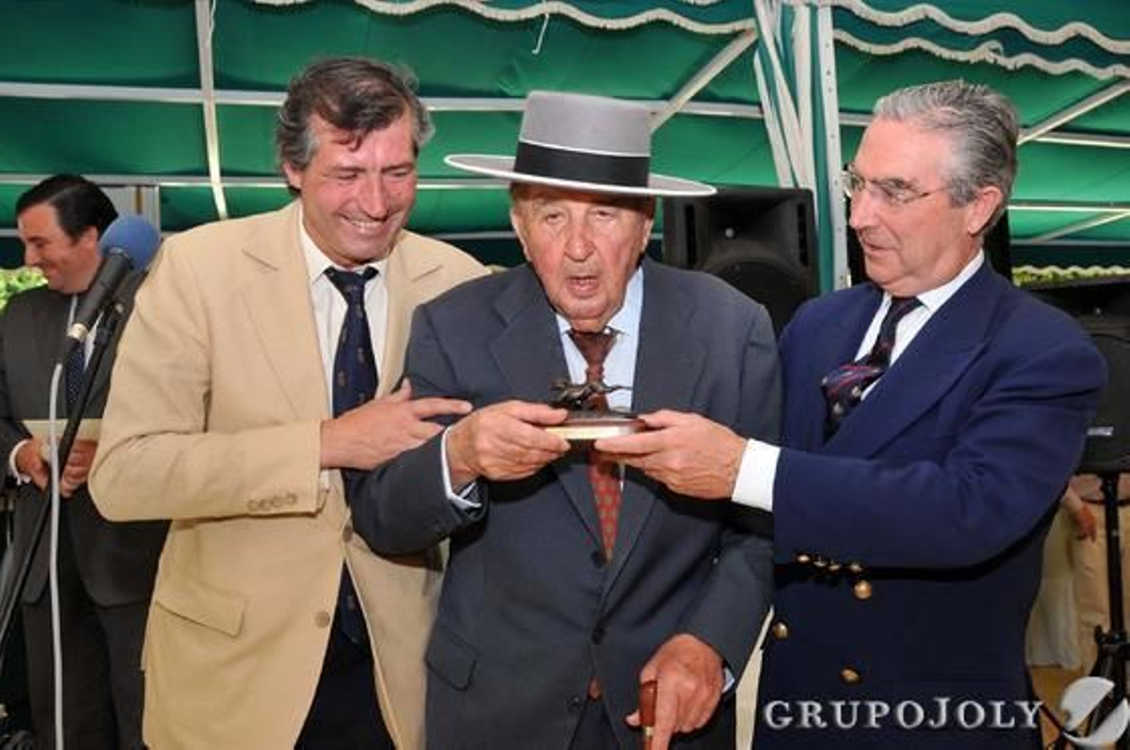 Antonio León, Fermín Bohórquez Escribano y Enrique Moreno, ayer.

Foto: Manuel Aranda