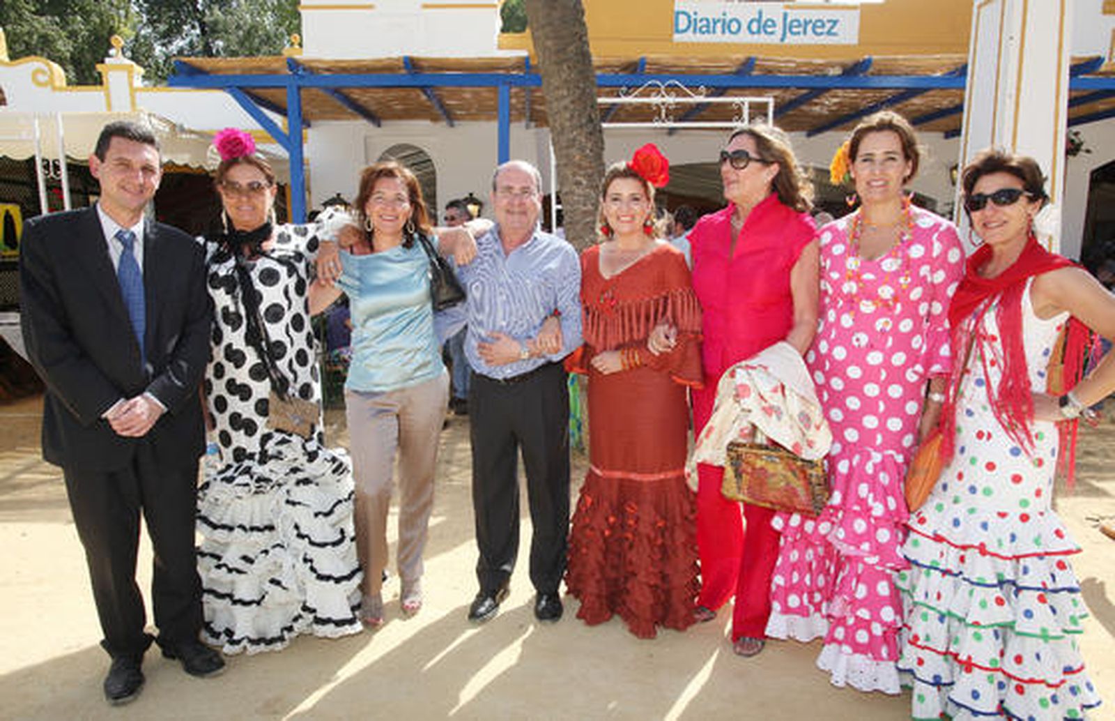 Miguel Berraquero, gerente del Diario; Aurelia Romero, de Piaget y Nadal; Ana González, Belén Monsalve, Teresa Llorca y Ana Monsalve, ayer en la caseta de Diario de Jerez.

Foto: Vanesa Lobo