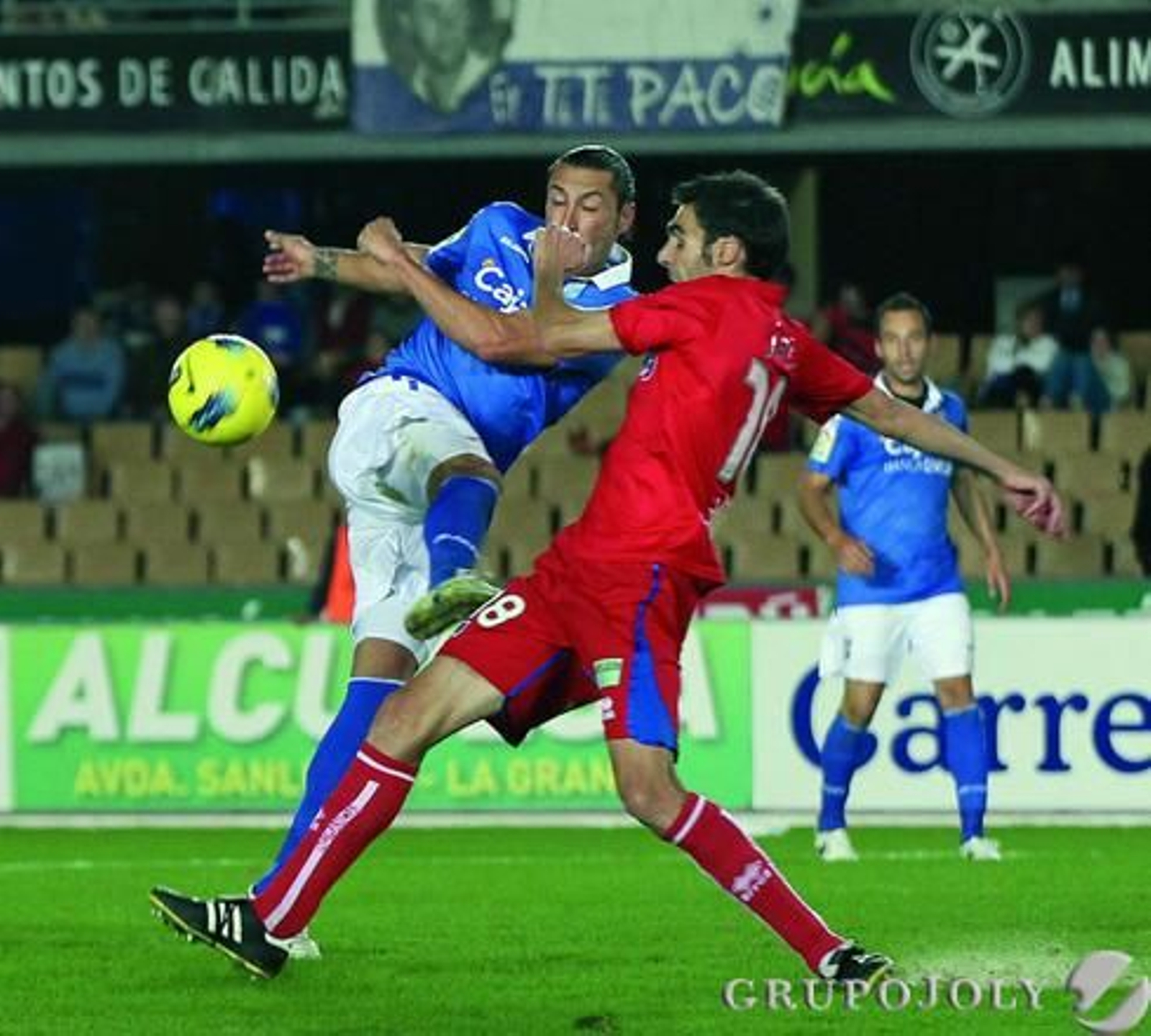 José Mari lo intenta, pero es obstaculizado. 

Foto: Miguel Angel Gonzalez