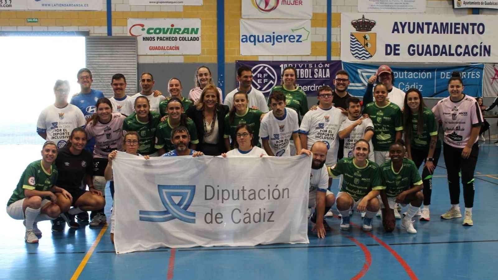 Foto de familia del Guadalcacín FSF y el Xerez DFC Inclusivo tras el amistoso.