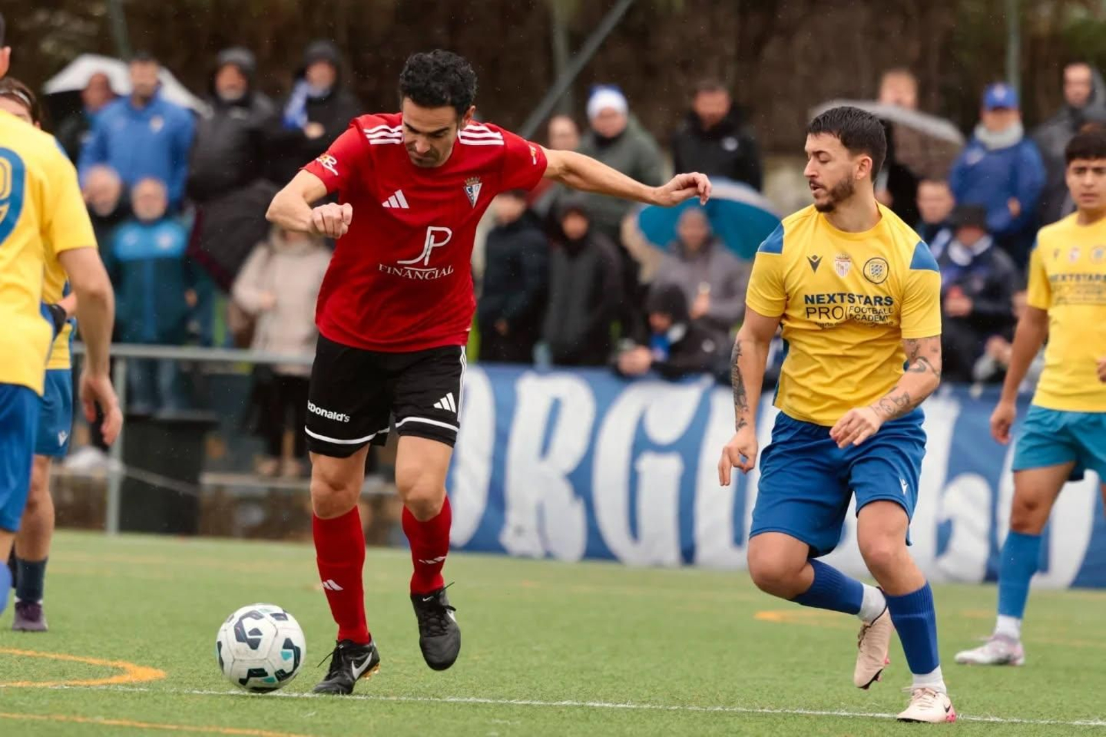 Pedro Carrión, dispuesto a lanzar a portería rodeado de contrarios.