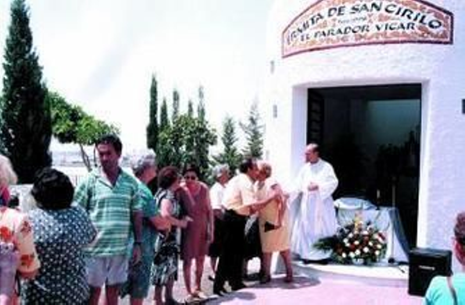 Vecinos de Vícar frente a la ermita de San Cirilo.