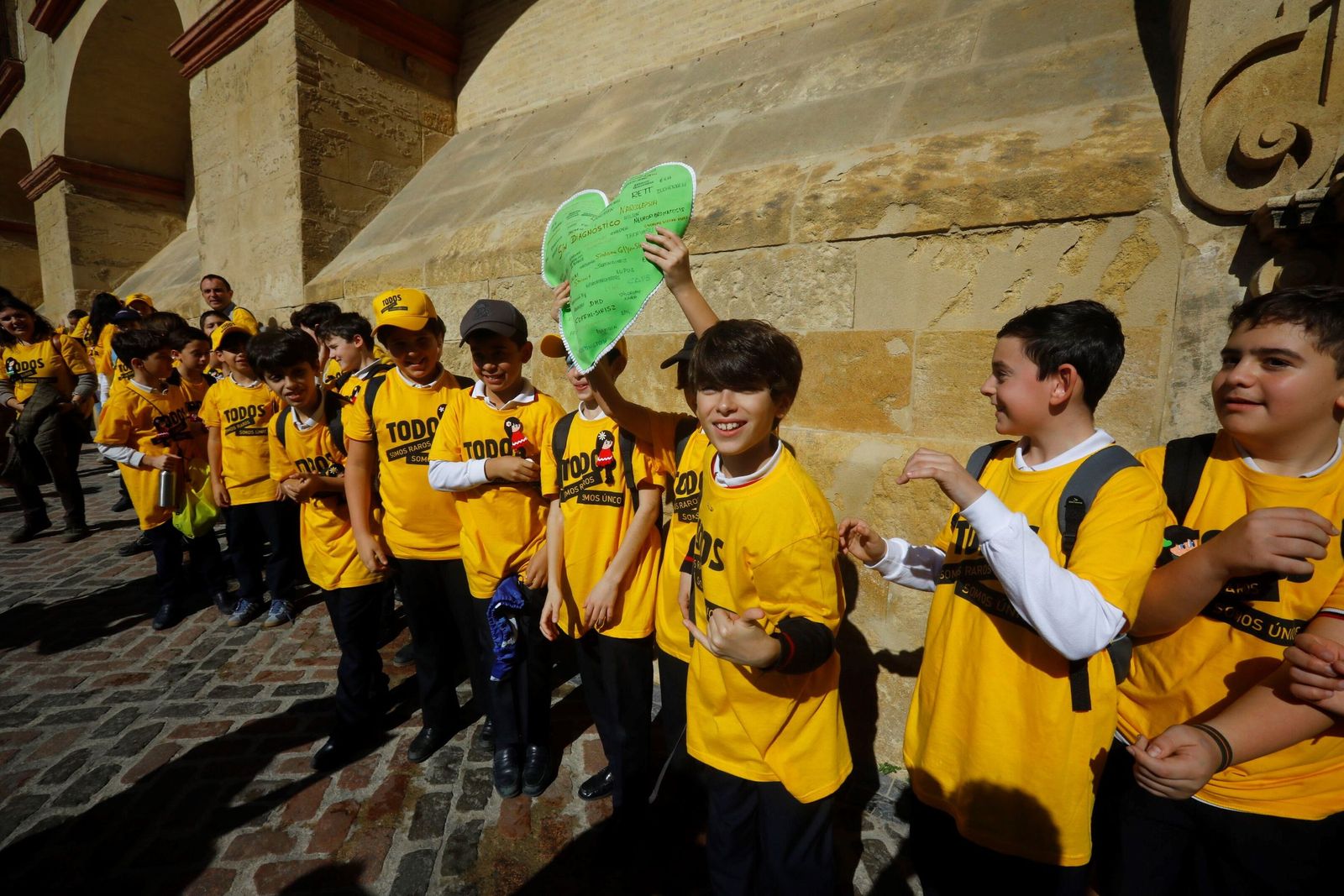 Las mejores imágenes del abrazo a la Mezquita-Catedral por las enfermedades raras