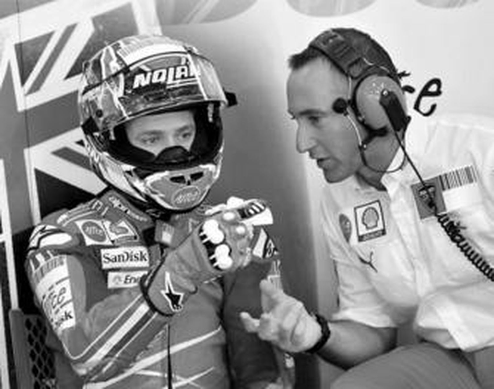 El australiano Casey Stoner habla con Christian Gabarrini, mánager del equipo Ducati Marlboro.