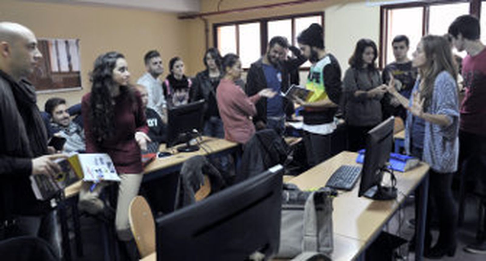 Alumnos de segundo curso de Imagen y Sonido del IES Néstor Almendros, en los preparativos de la conmemoración. / Juan Carlos Vázquez